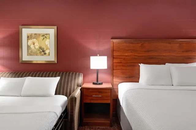 غرفة بسرير كينج مع أريكة، Ramada By Wyndham Grand Forks 4/4