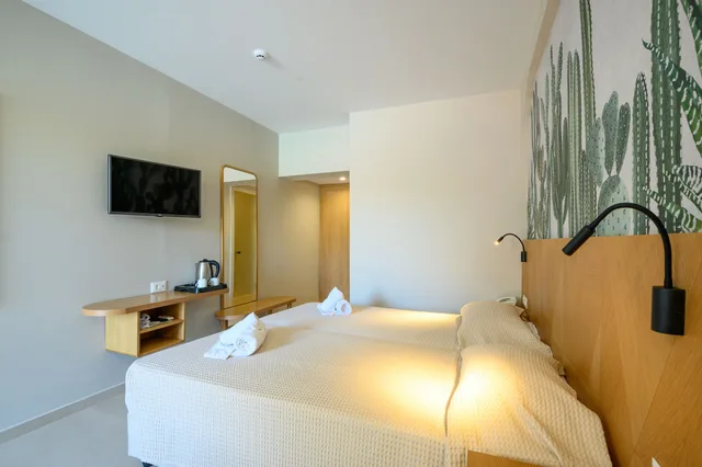 غرفة سوبيريور بسرير مزدوج بإطلالة على المسبح مع أريكة، Malia Bay Beach Hotel And Bungalows 5/10