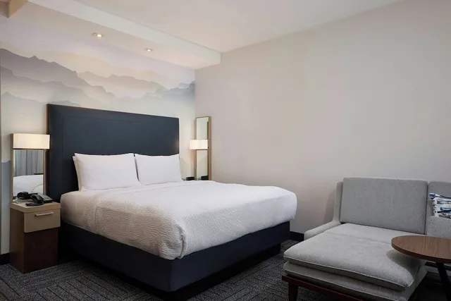 غرفة بسرير كينج مع أريكة، Courtyard Denver Southwest Littleton 5/10