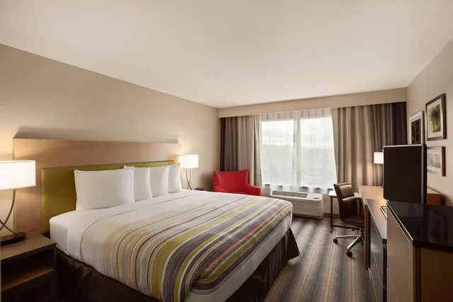 Upgrade, Suite, King Bed, Sofa، Country Inn & Suites by Radisson Lawrence KS 1/2