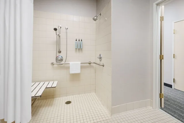 1 Bedroom, Suite, King Bed, Sofa, Balcony, Courtyard Sacramento Folsom 6/6