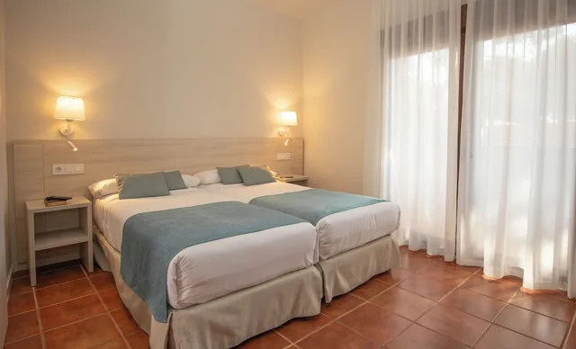 غرفة قياسية بشرفة مفردة بسريرين منفصلين مع أريكة، Hotel Montepiedra 3/8