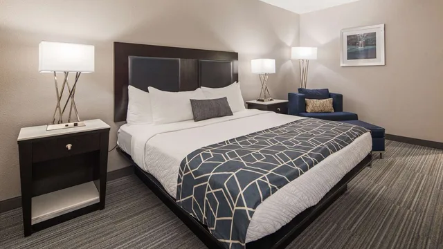 غرفة بسرير كينج، Best Western Plus Wilkes Barre-Scranton Airport Hotel 2/5