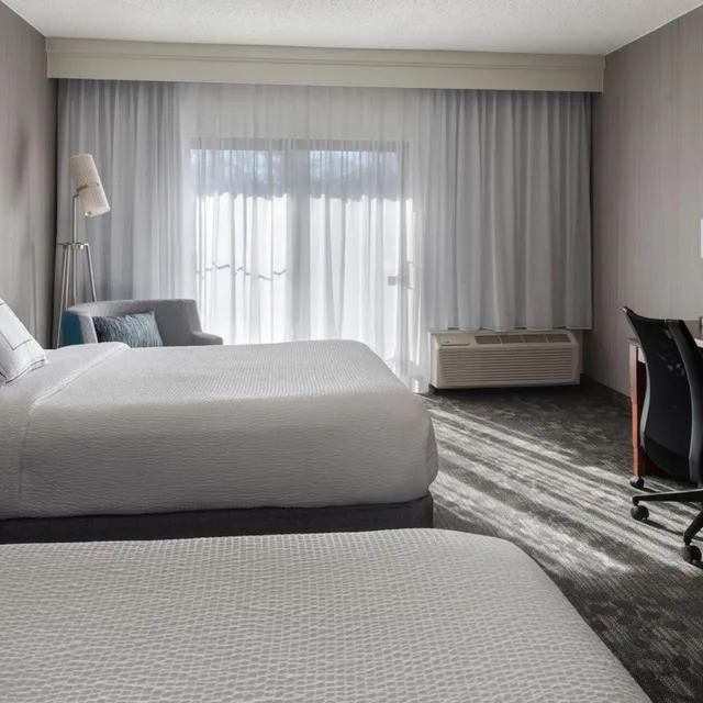Standard, 2 Queen Beds, Courtyard by Marriott Mahwah 4/6