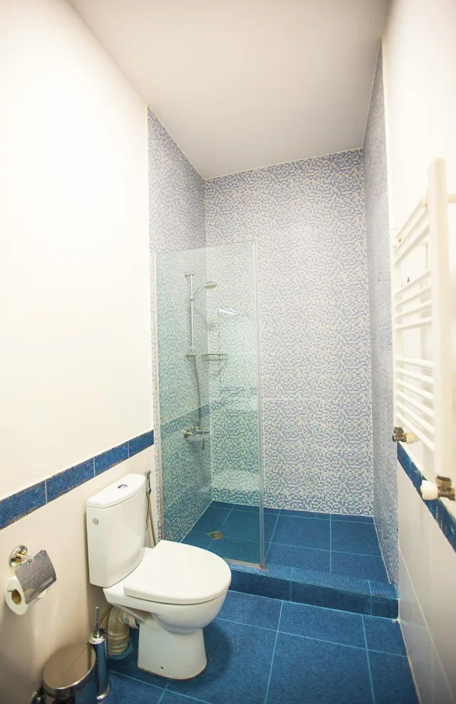 جناح جونيور، Hotel Rustaveli 6/8