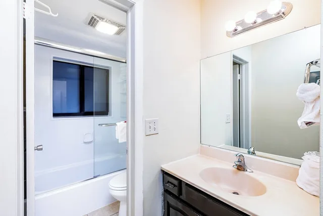 شقة سكنية بسرير كوين مع أريكة بمطبخ صغير، Emerald Seas Deerfield Beach Club 2/3
