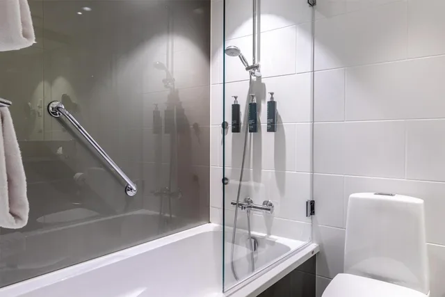 جناح بسرير كينج بإطلالة على البحر مع أريكة، Hilton Helsinki Strand 5/8