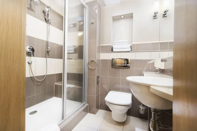 غرفة بسريرين منفصلين بإطلالة على البحيرة، Hotel Warszawa SPA and Resort 2/2