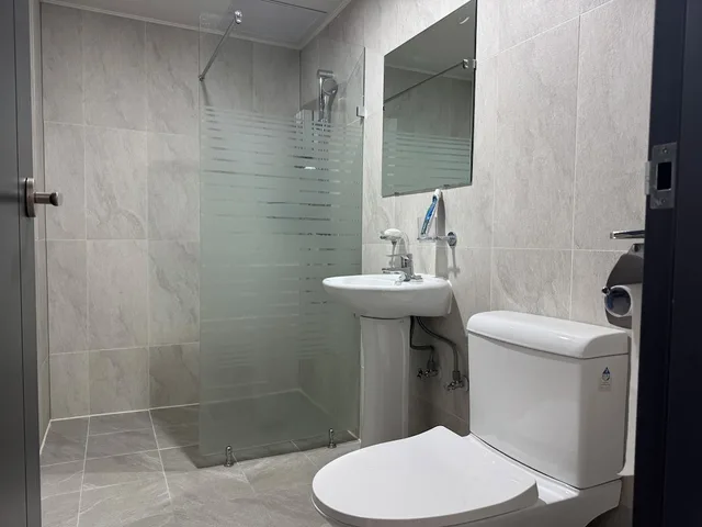غرفة بفرشتي فوتون وسريرين منفصلين، Mokpo White Windmill Guesthouse 4/4