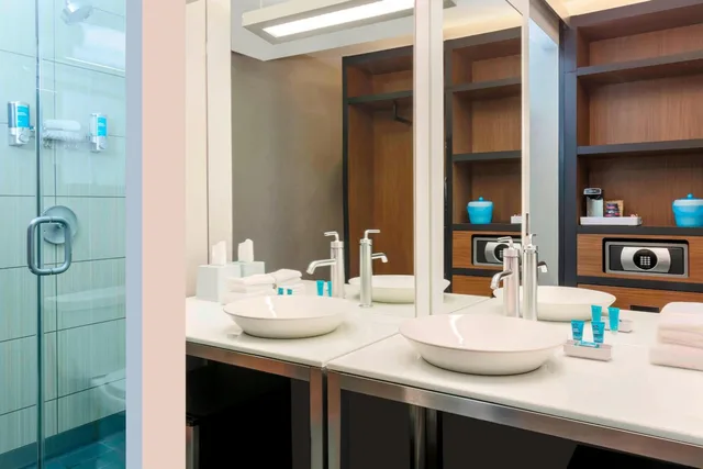 Aloft, Guest Room, King Bed، Aloft Harlem Hotel 5/6