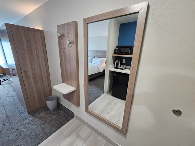 غرفة بسرير كينج، Holiday Inn Express Hotel & Suites Cincinnati-Blue Ash 9/9