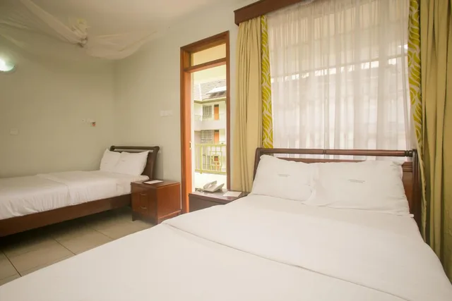 غرفة بسريرين منفصلين بشرفة، Desmond Tutu Guest House 6/8