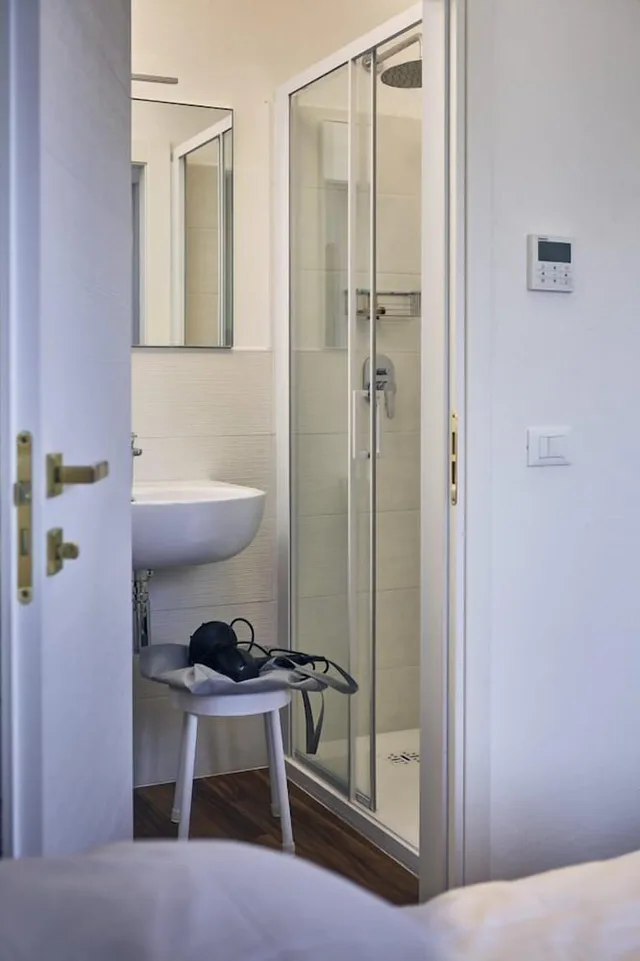 غرفة كلاسيكية بسرير كوين بإطلالة على البحيرة، HOTEL PARADISO 6/6