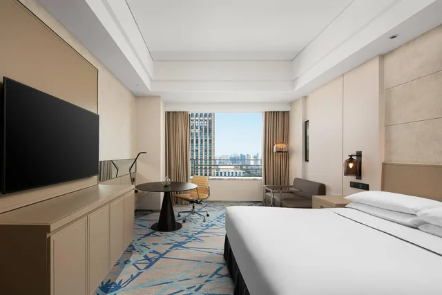غرفة ديلوكس بسرير كينج، Renaissance Shanghai Caohejing Hotel 1/3