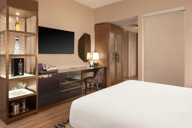 غرفة بسرير كينج لذوي الإعاقة، Caesars Republic Scottsdale, a Hilton Hotel 2/6