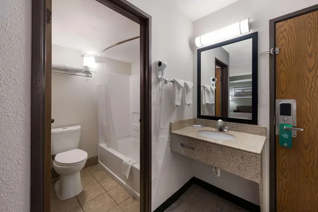 غرفة بسرير مزدوج، Quality Inn Merriam Kansas City 4/4