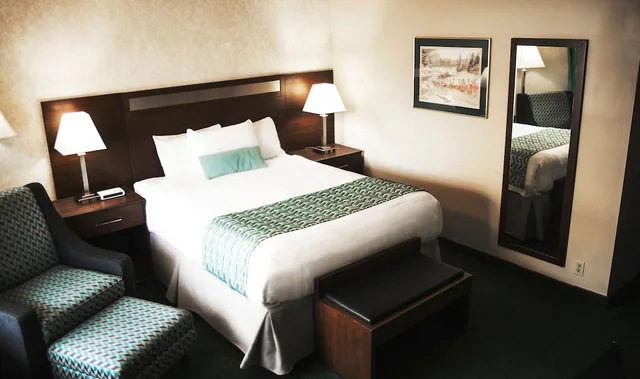 Efficiency, Deluxe, Queen Bed، Ramada by Wyndham Quesnel 1/2