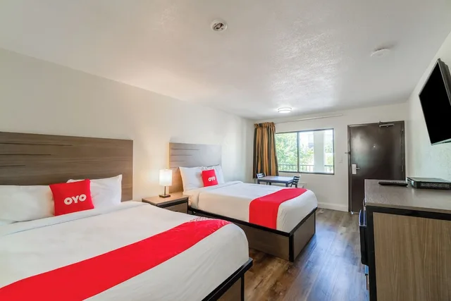 2 Queen Beds Non-Smoking, OYO Hotel Houston N Fm-1960 Champions TX 4/10