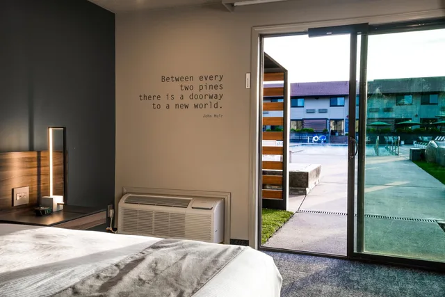 غرفة بسرير كينج بإطلالة على المسبح، Ruby River Hotel 4/7
