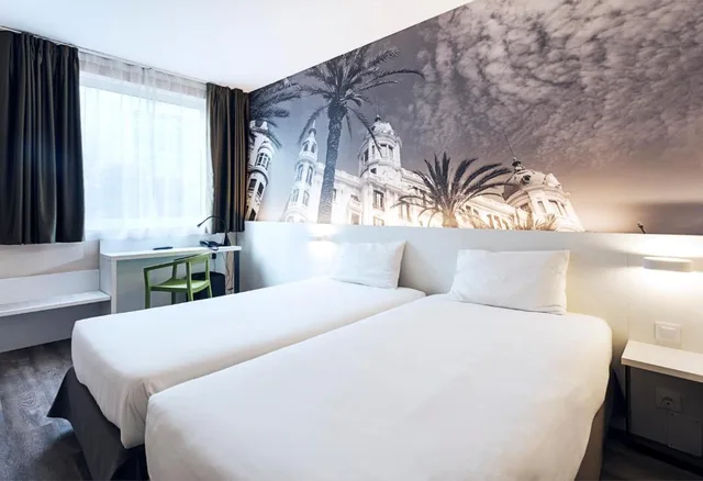 غرفة بسريرين منفصلين بإطلالة، B&B HOTEL Alicante 1/2