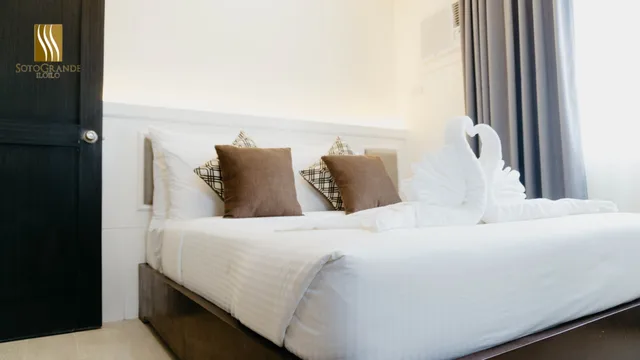 1 Bedroom, Suite, King Bed, Queen Bed, Meadows View، Sotogrande Hotel Iloilo 7/10