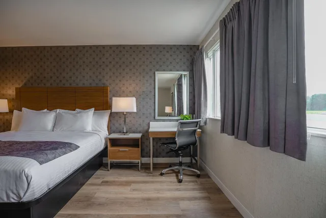 استوديو بسرير كينج، Monte Carlo Inn Oakville Suites 1/10