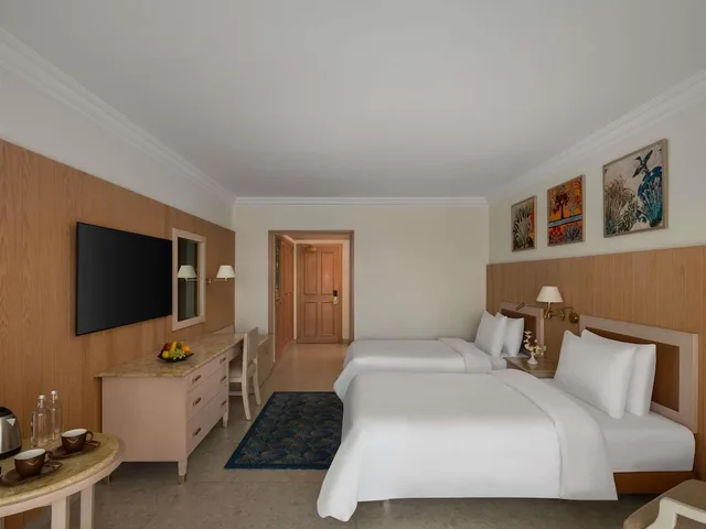 غرفة كلاسيكية بسريرين منفصلين بإطلالة على المسبح، Movenpick Taba 8/10