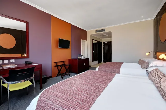 غرفة بسريرين كوين بإطلالة على الحديقة، PROTEA HOTEL NDOLA 1/14