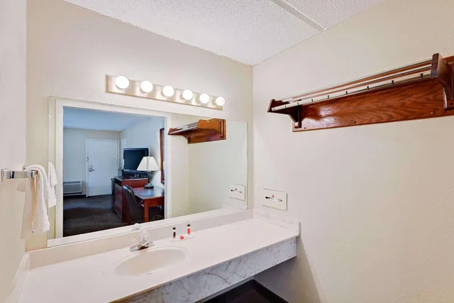غرفة بسرير كوين بحوض استحمام لذوي الإعاقة، Days Inn by Wyndham Bay City 3/4