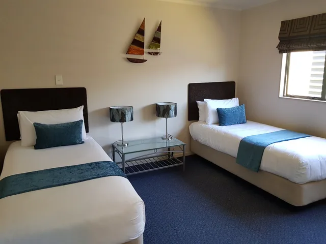 جناح سوبيريور بسرير كوين وسريرين منفصلين بغرفتي نوم بحوض جاكوزي، Portmans Motor Lodge 6/9