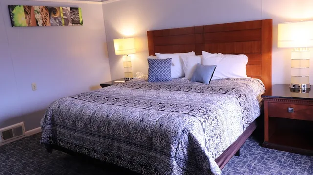 غرفة بسرير كينج، Copper Lantern Motor Lodge 1/3