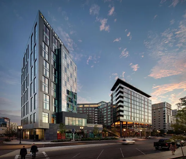 غرفة بسريرين كوين بإطلالة على المرفأ مع أريكة، Hyatt Place Boston Seaport District 1/2