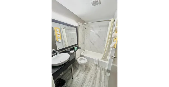 Room, Queen Bed, Motel6 Simpsonville, SC - Greenville 5/5