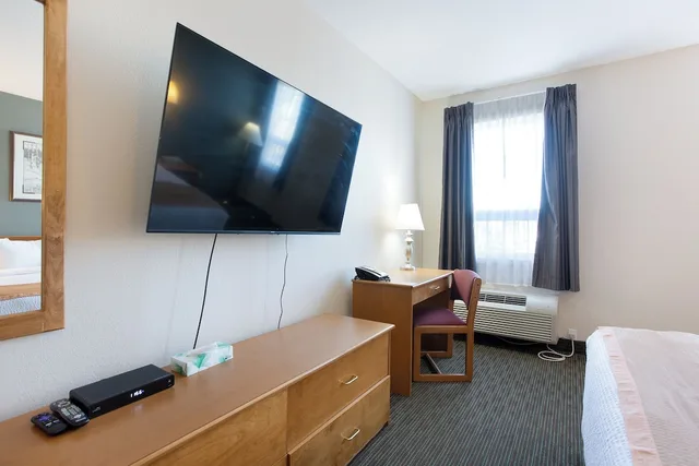 غرفة قياسية بسرير كينج، Lakeview Inn & Suites 2/2