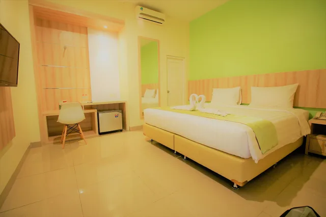 Deluxe, Queen Bed, D'Bamboo Suites 6/10