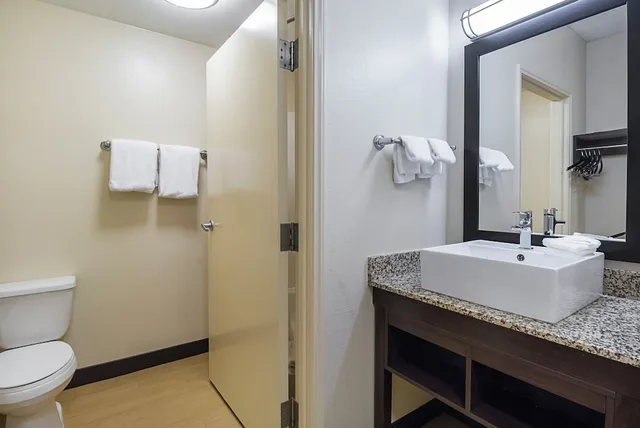 غرفة قياسية بسريرين مزدوجين لذوي الإعاقة، Red Roof PLUS Phoenix West 7/7