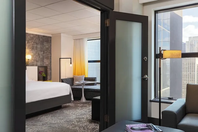 جناح تنفيذي بسرير كينج بإطلالة على المدينة بغرفة نوم واحدة مع أريكة، Renaissance New York Times Square Hotel 1/2