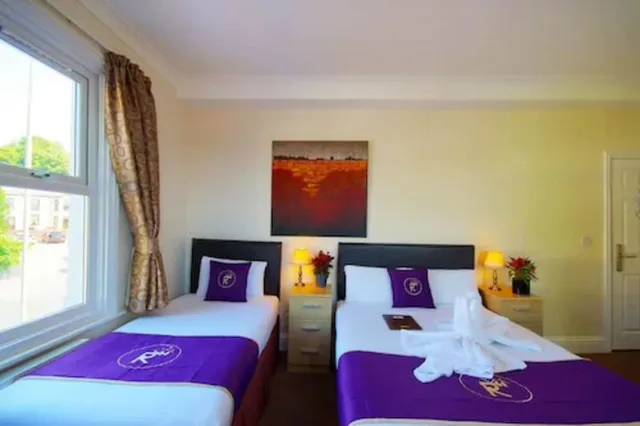 3 Rooms, Family, 1 Double and 1 Single Bed، Revado Hotel, Norwich City Centre 3/6