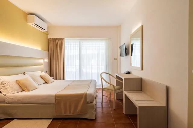 غرفة بسرير مزدوج أو سريرين منفصلين بإطلالة جزئية على البحر، Florida Alghero 2/9