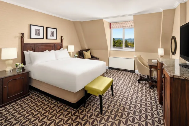 Fairmont, Queen Bed, Fairmont Le Manoir Richelieu 2/5