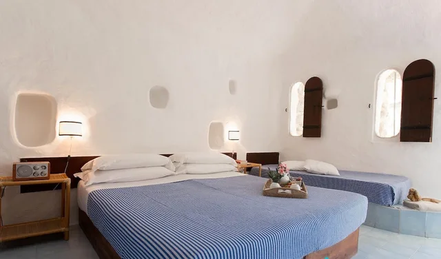 غرفة قياسية بثلاثة أسرّة، Albergo I Dammusi Di Borgo Cala Creta 1/3