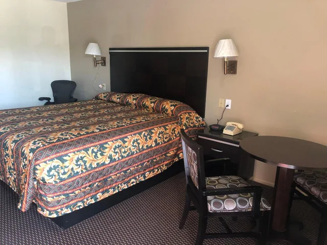 غرفة بسرير كينج، Economy Inn 5/6