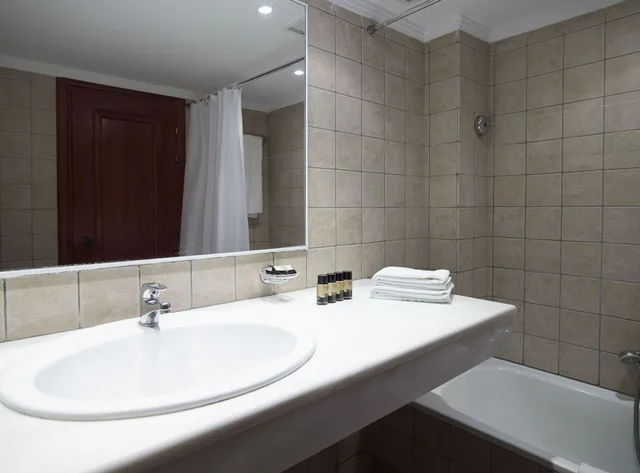 Room, Twin Beds, Lateral Side Sea View، Mitsis La Vita 1/1
