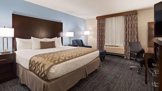 غرفة بسرير كوين، Best Western Plus Flint Airport Inn & Suites 2/6