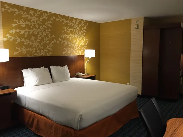 غرفة بسرير كينج بشرفة، Fairfield Inn Suites Los Angeles Rosemead 2/5