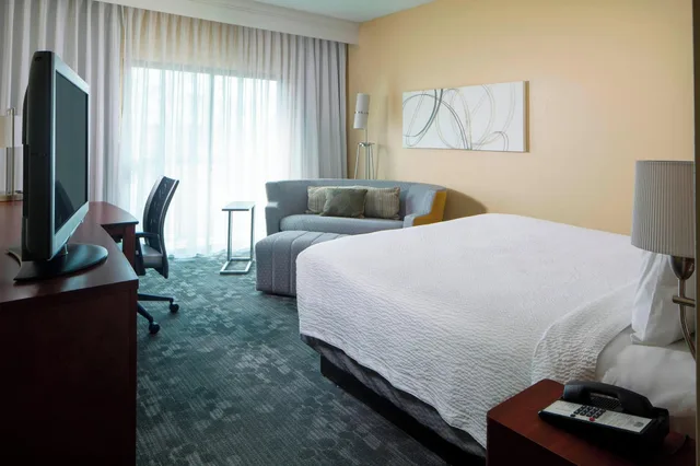 Room, Double Bed, with View, Courtyard Huntsville University Drive 1/3