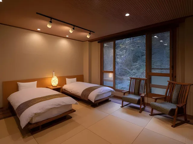 غرفة يابانية بإطلالة على النهر في المبنى الرئيسي، Shirahone Onsen Tsuruya Ryokan 2/2
