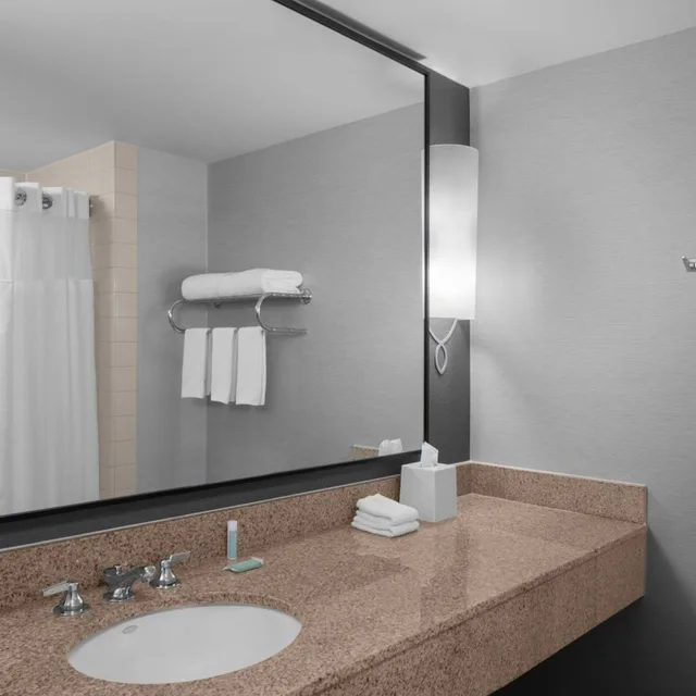 غرفة بسرير كينج بشرفة، Courtyard by Marriott San Diego - Rancho Bernardo 5/5