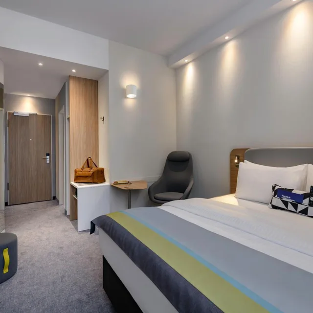 غرفة قياسية بسرير كينج وسرير كوين بإطلالة على الفناء، Holiday Inn Express Regensburg 4/8