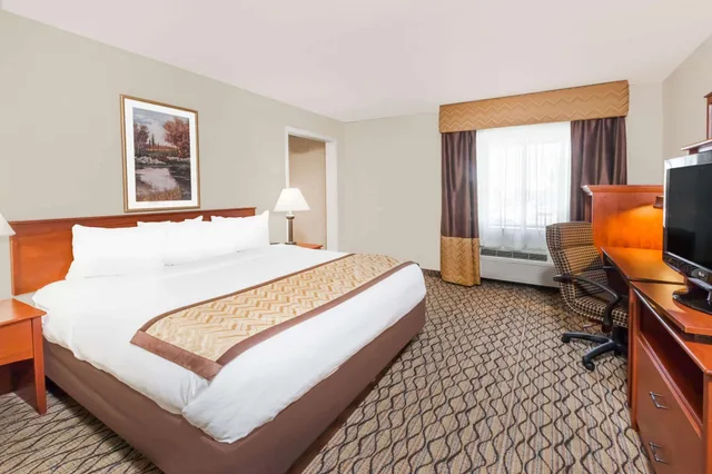 جناح استوديو ديلوكس بسرير كينج مع أريكة، Baymont By Wyndham Grand Rapids Southeast 1/5
